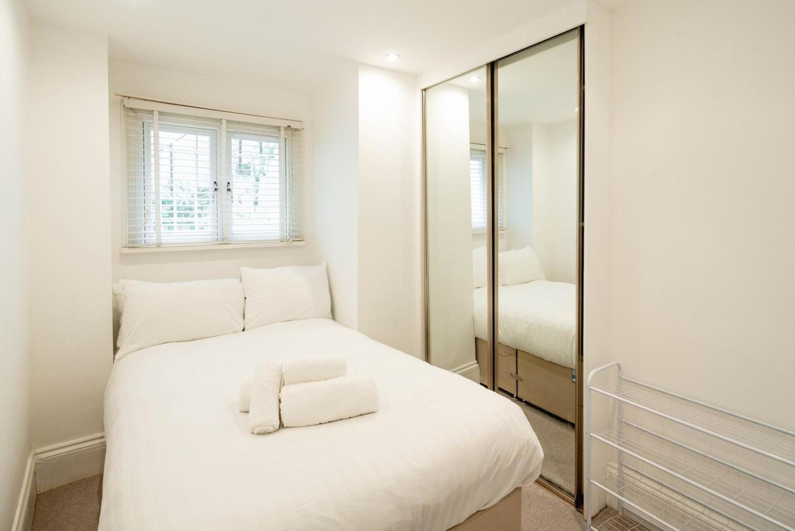 Chic 2bd Flat Opp. Earl's Court Station * Londres
