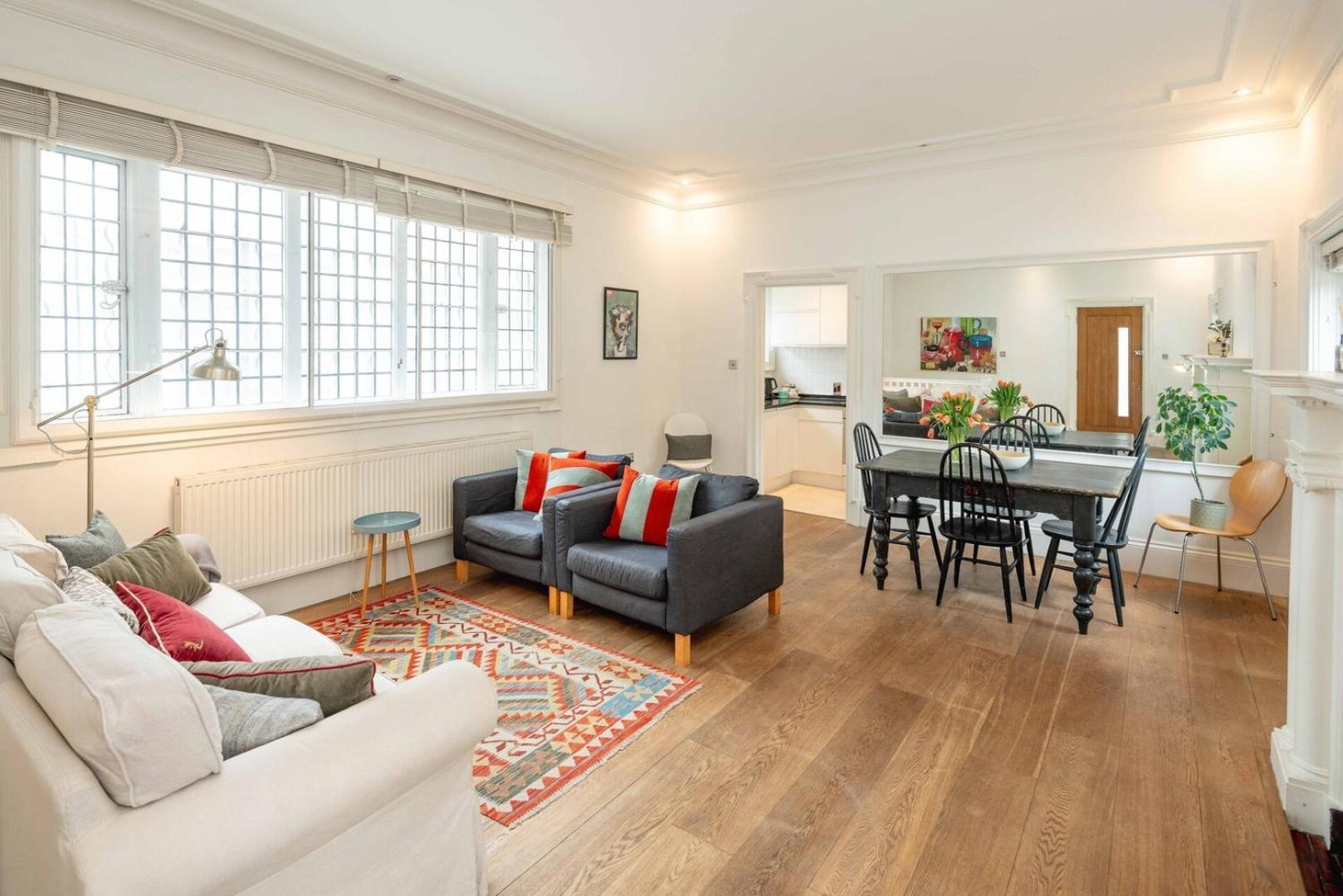 Chic 2bd Flat Opp. Earl's Court Station *
