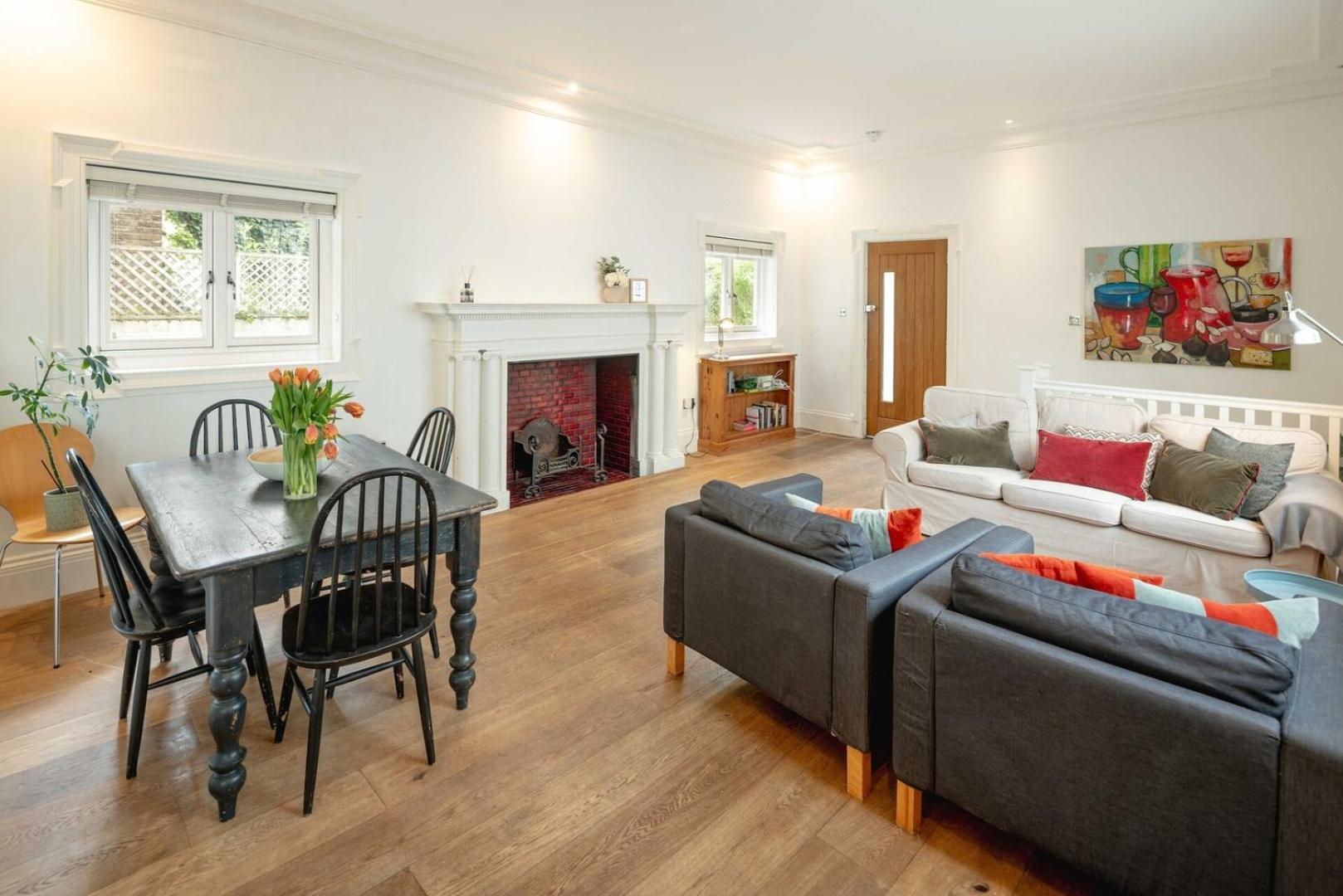 Chic 2bd Flat Opp. Earl's Court Station Londres