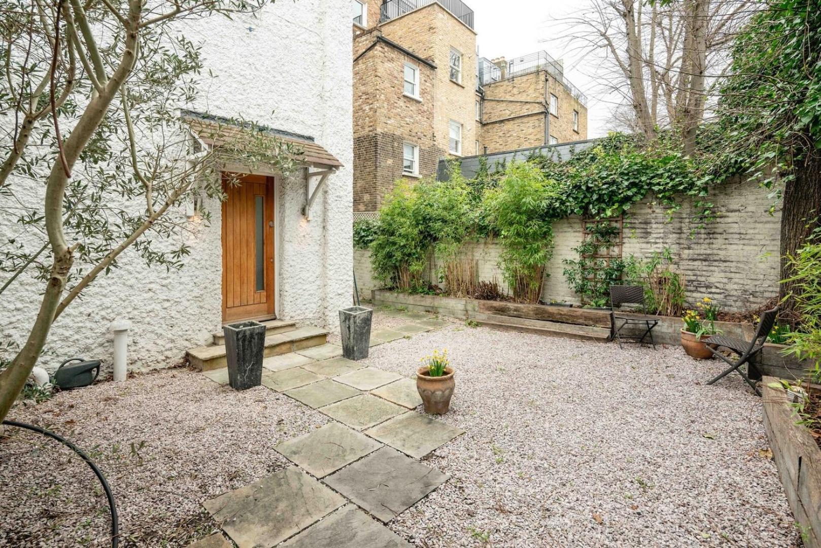 Chic 2bd Flat Opp. Earl's Court Station * Londres